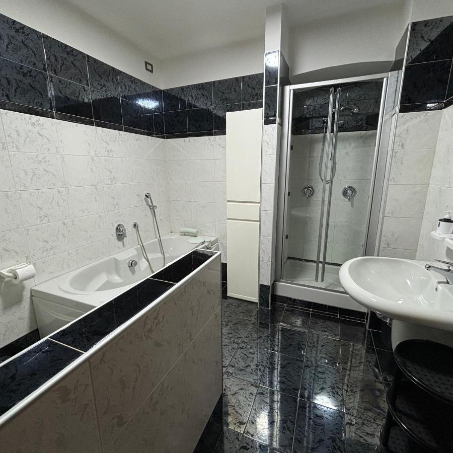 Essential Room & Parking In Centro Citta Con Parcheggio Privato E Wifi โปเตนซา ภายนอก รูปภาพ