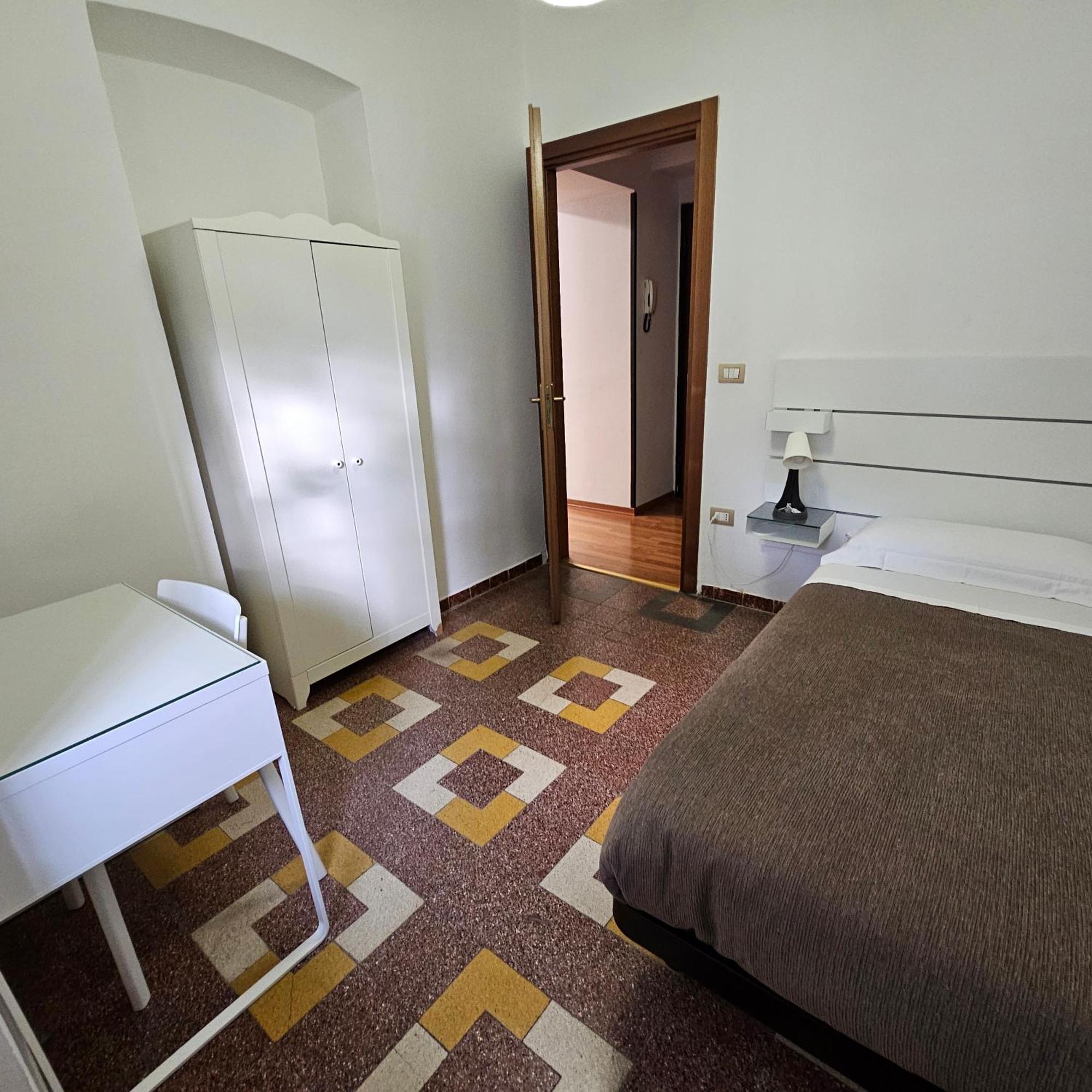 Essential Room & Parking In Centro Citta Con Parcheggio Privato E Wifi โปเตนซา ภายนอก รูปภาพ
