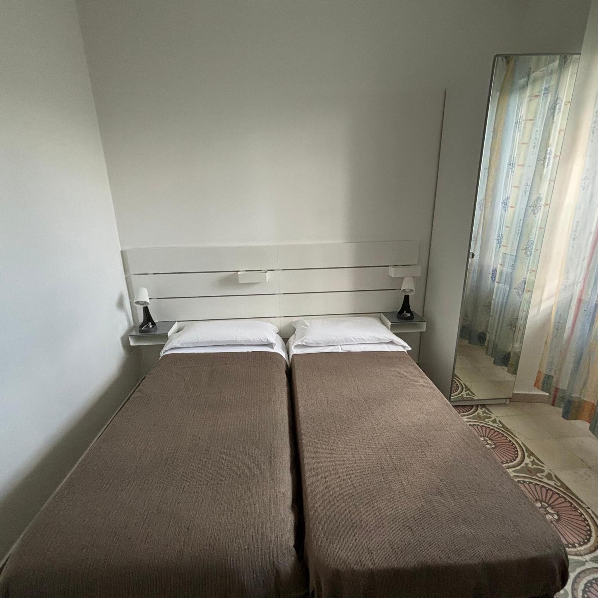 Essential Room & Parking In Centro Citta Con Parcheggio Privato E Wifi โปเตนซา ภายนอก รูปภาพ