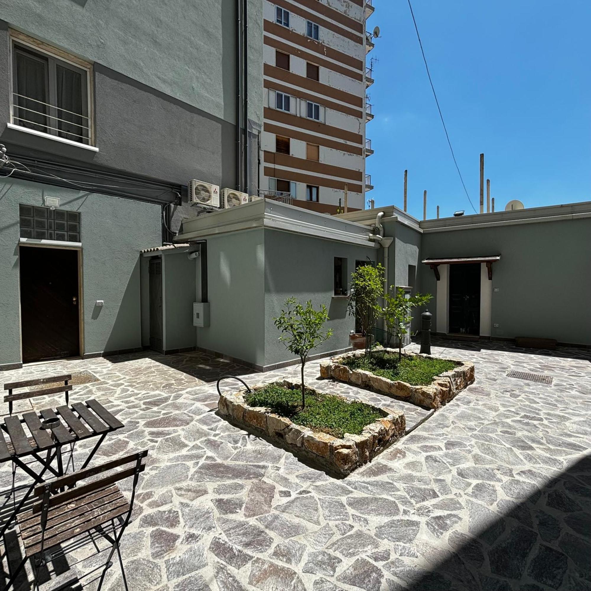 Essential Room & Parking In Centro Citta Con Parcheggio Privato E Wifi โปเตนซา ภายนอก รูปภาพ