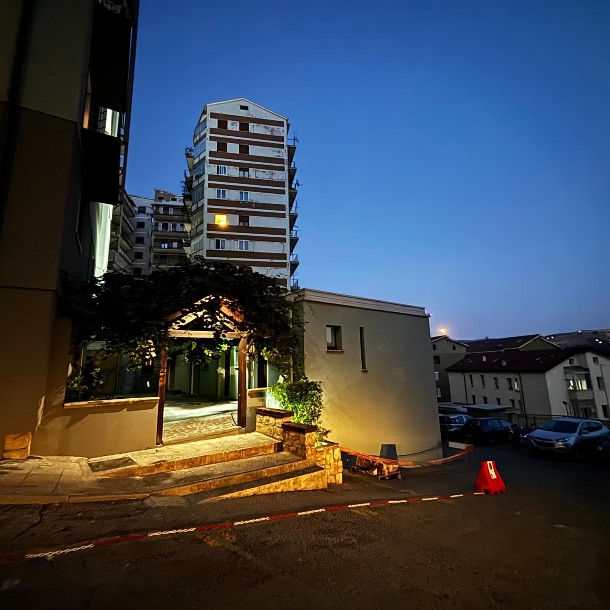 Essential Room & Parking In Centro Citta Con Parcheggio Privato E Wifi โปเตนซา ภายนอก รูปภาพ